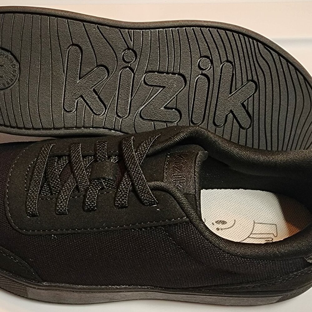 New in box Kizik Prague Kids sneaker 3Y Black